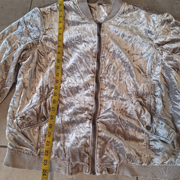 Free people Ruched crushed velvet bomber jacket pink cream size L/G - Picture 8 of 9